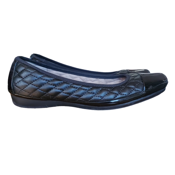 Naturalizer Quilted and Patent Leather Ballet Flats in Size 6 - Picture 5 of 9